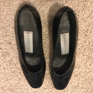 Black snakeskin pumps size 6M Bandolino